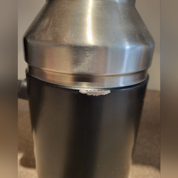 Stanley Classic Black Easy-Pour Growler With Handle, 64 Ounce - Picture 3 of 8